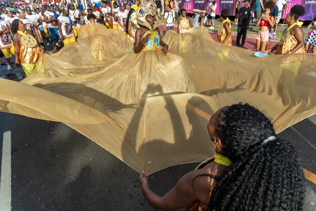 Photo un groupe culturel afro est vu pendant le pré-carnaval de fuzue dans la ville de salvador bahia