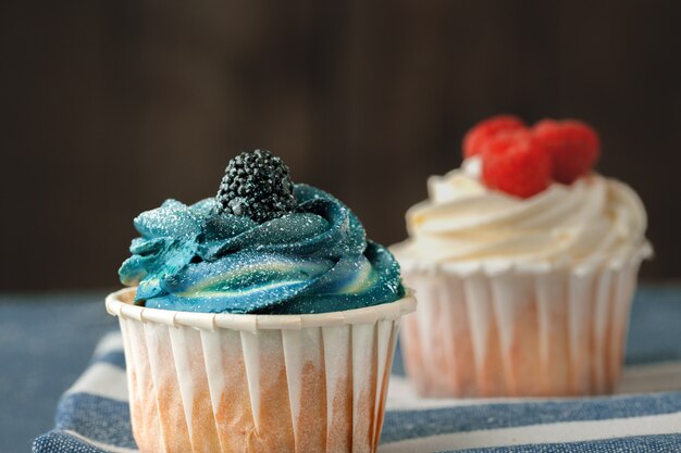 Groupe De Cupcakes Sur Fond Foncé Mise Au Point Sélective