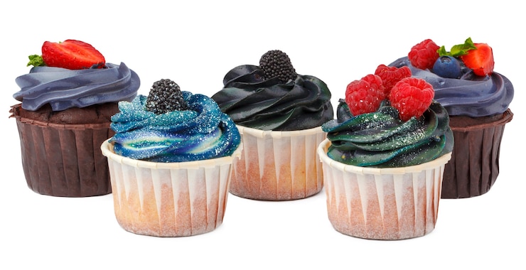 Photo groupe de cupcakes avec garniture colorée isolé sur fond blanc