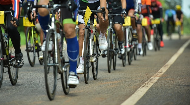 Photo groupe de cyclistes en course professionnelle