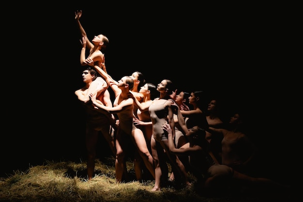 Groupe de danseurs de ballet moderne Art contemporain Jeunes hommes et femmes athlétiques flexibles