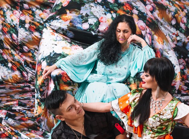 Groupe De Danseurs De Cabaret Exécutant La Danse Gitane Folklorique