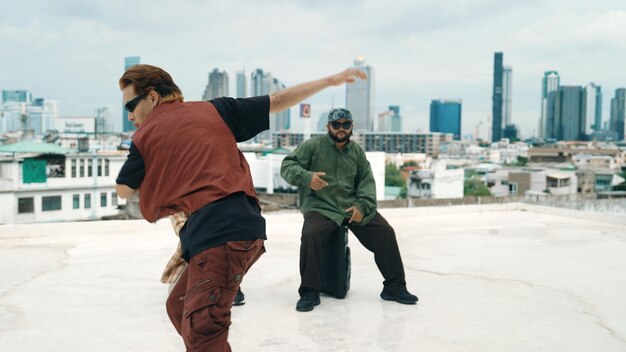 Photo un groupe de danseurs professionnels de hip-hop s'entraîne à la break dance sur le toit d'endeavour