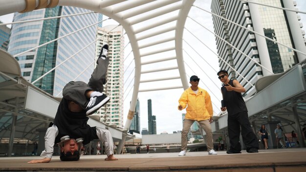 Un groupe de danseurs professionnels s'enthousiasment pendant que les hipsters exécutent des pas vigoureux