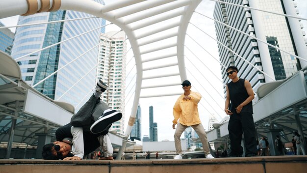 Un groupe de danseurs professionnels se réjouissent pendant que les hipsters exécutent le pas de Sprightly