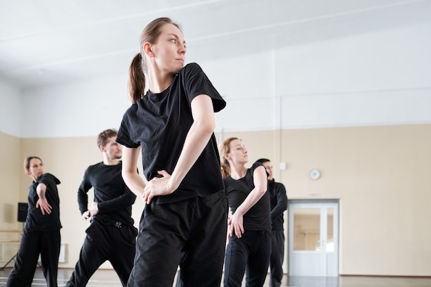 Groupe de danseurs travaillant en studio