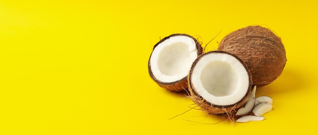 Groupe de délicieuses noix de coco fraîche sur fond jaune