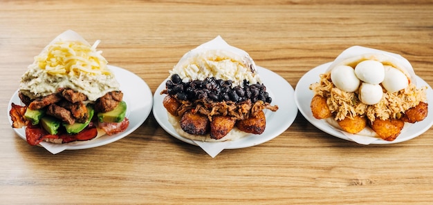 Photo groupe de délicieux arepas vénézuéliens avec différents ingrédients