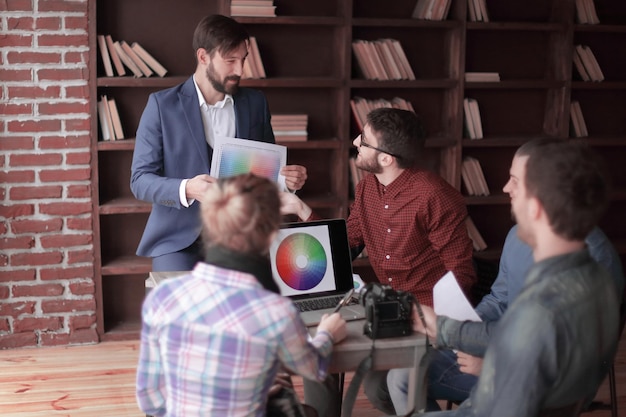 Groupe de designers créatifs discutant de la palette de couleurs