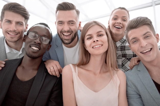 Photo groupe de designers travaillant au bureau