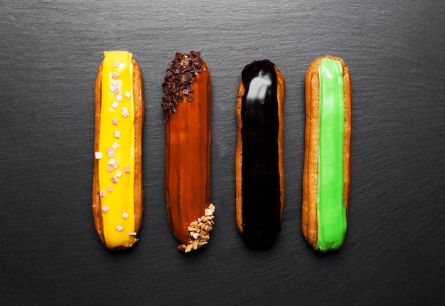 Groupe de dessert français Eclair sur fond noir