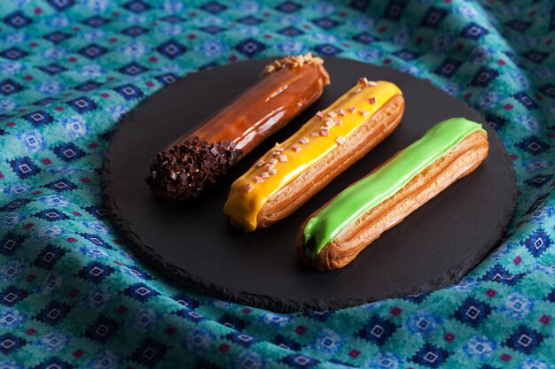 Groupe de dessert français Eclair sur fond noir