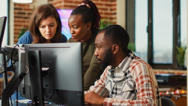 Groupe de développeurs de logiciels utilisant des compétences créatives pour planifier une nouvelle interface avancée, travaillant sur le développement technique. Collègues créant un composant de production de l'industrie au bureau.