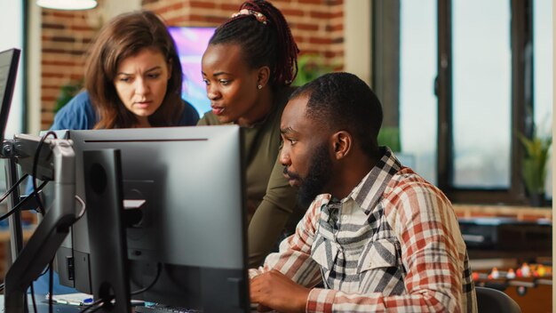 Photo groupe de développeurs de logiciels utilisant des compétences créatives pour planifier une nouvelle interface avancée