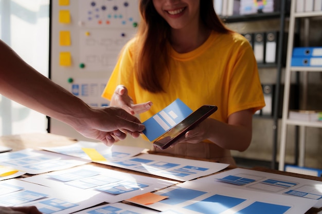 Groupe de développeurs ux et de concepteurs d'interface utilisateur faisant un brainstorming sur la conception d'interface d'application dans un bureau moderne Agence de développement numérique créative