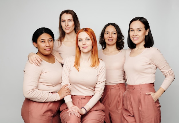 Groupe de différentes femmes multiethniques portant les mêmes tenues mais ayant des apparences uniques