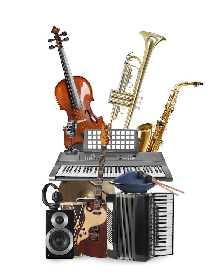 Photo groupe de différents instruments de musique sur fond blanc