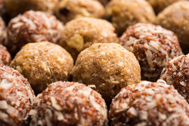 Groupe de Dink, Gond, Aliv, Halim laddu, Laddoo, Ladu, Ladoo Fabriqué à partir de graines de cresson de jardin et de gomme comestible, aliments sucrés