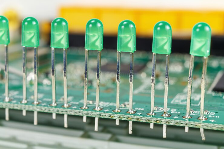 Photo groupe de diodes led montées en rangée sur circuit imprimé