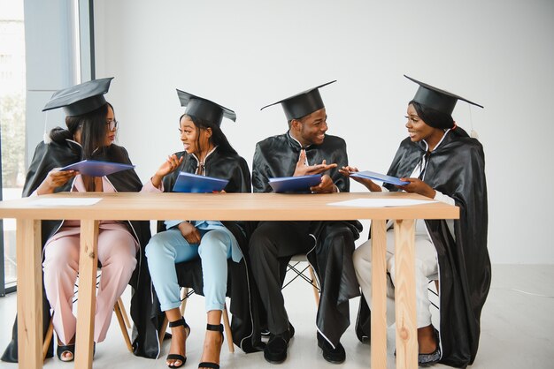 Groupe de diplômés universitaires multiculturels.