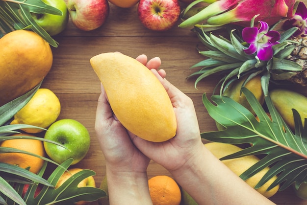 Groupe de divers fruits isolés