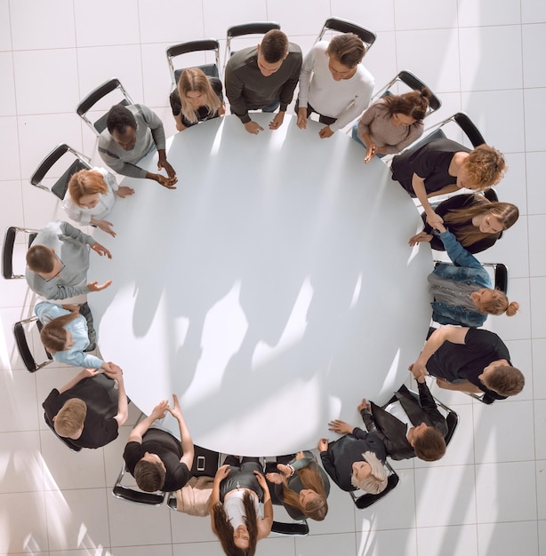 Groupe de divers jeunes lors d'une table ronde