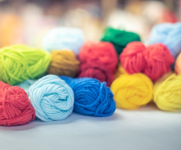 Groupe de diverses boules de fil et aiguilles à tricoter gros plan Passe-temps et concept de tricot