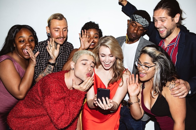 Groupe diversifié d'amis prenant un selfie lors d'une fête