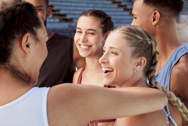 Groupe diversifié d'athlètes debout ensemble et souriant après l'entraînement