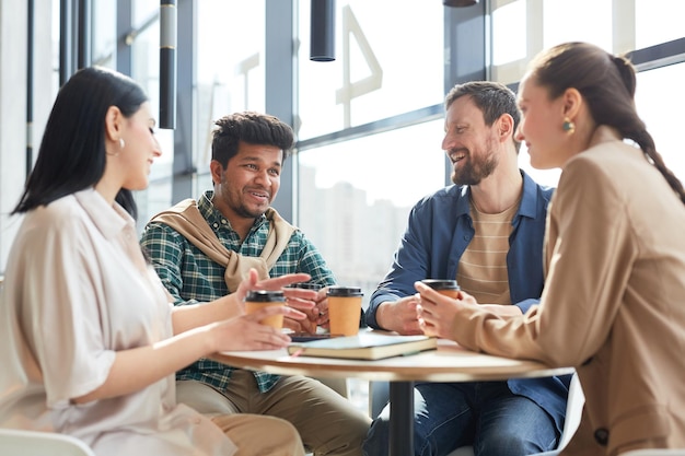 Groupe diversifié de collègues dans Cafe Laughing