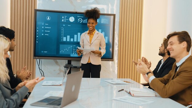 Groupe diversifié d'employés de bureau et d'employés applaudissant dans un bureau décoré