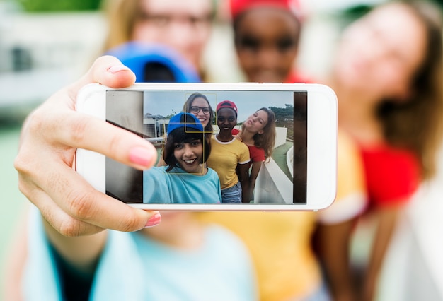 Un groupe diversifié de femmes prenant selfie ensemble