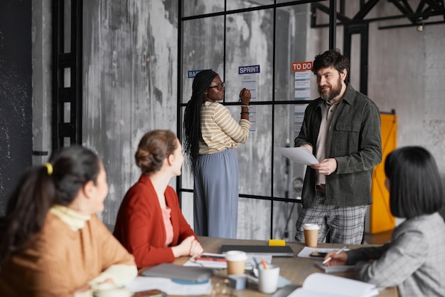 Groupe diversifié d'hommes d'affaires collaborant dans un bureau moderne