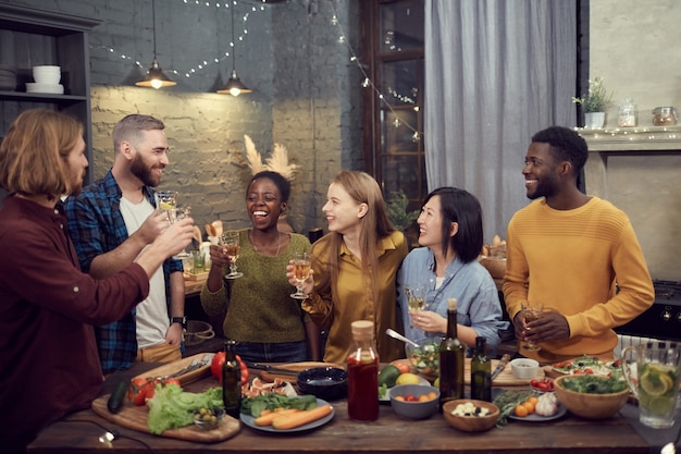 Groupe diversifié de jeunes bénéficiant d'un dîner