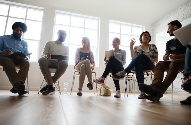 Groupe diversifié de personnes dans un séminaire