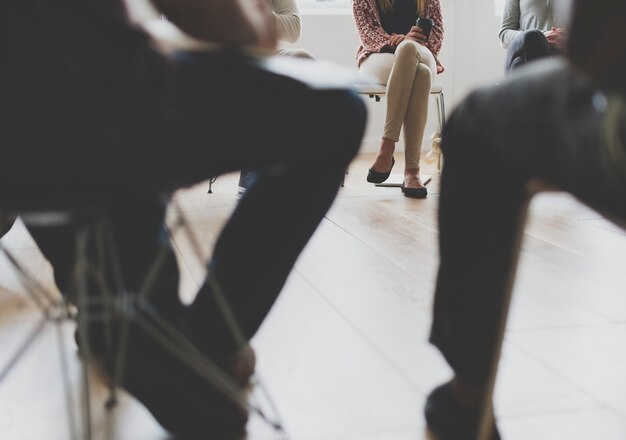 Groupe diversifié de personnes dans un séminaire