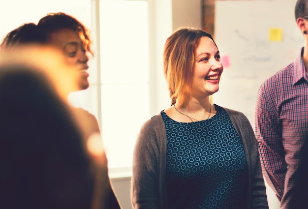 Groupe diversifié de personnes dans un séminaire