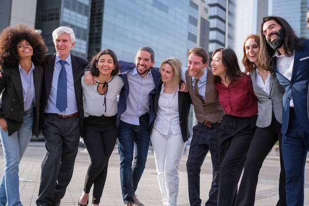 Groupe diversifié de travail faisant une photo d'équipe