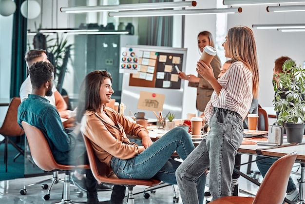 Groupe De Diversité Composé De Membres De Designers Talentueux Travaillant Ensemble Lors D'une Séance De Remue-méninges