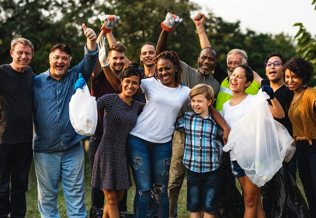 Photo groupe de la diversité des gens bénévoles projet de charité