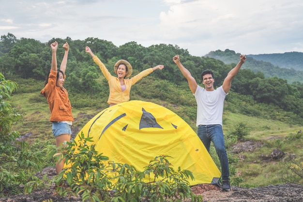 Groupe de diversité jeunes amis apprécie et mains levées camping en forêt en vacances vacances en été, voyages d'aventure