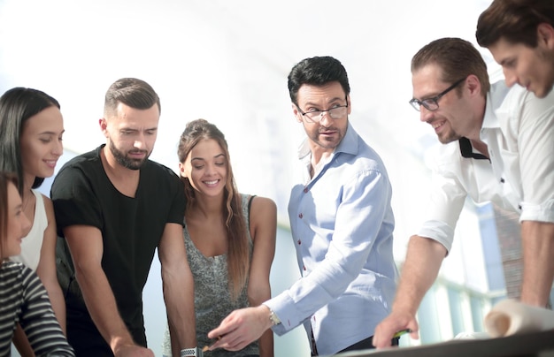 Le groupe de diversité travaille ensemble sur un projet architectural à l'intérieur du bureau