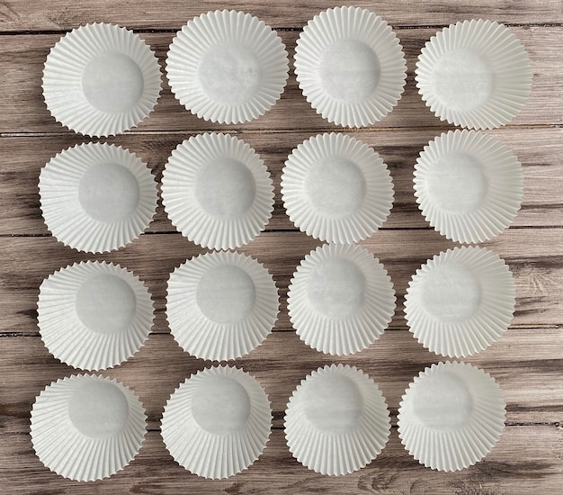 Groupe De Doublures De Cupcake En Papier Blanc Et Propre à La Lumière  Naturelle Sur Un Fond En Bois