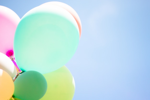 Groupe du ballon pastel doux avec coloré sur un ciel bleu clair.