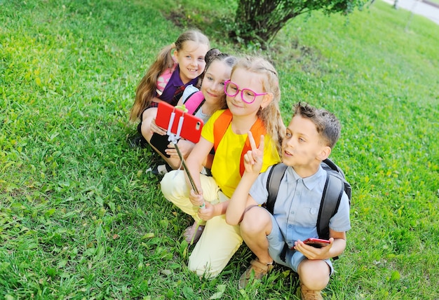 Groupe d'écoliers assis sur l'herbe