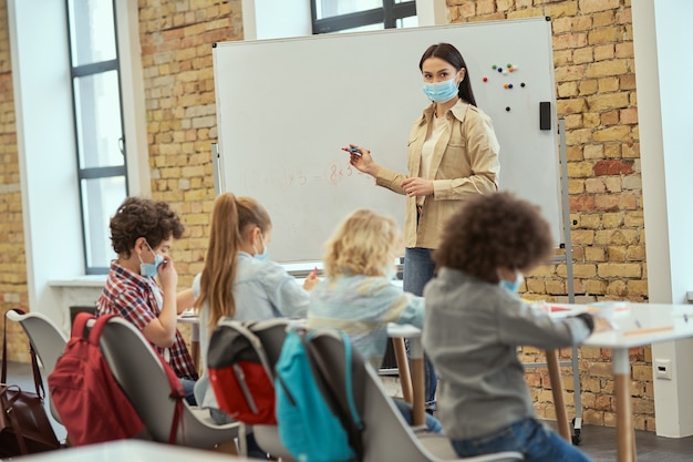 Groupe D'écoliers Et Enseignante Portant Un Masque De Protection Pendant Le Coronavirus