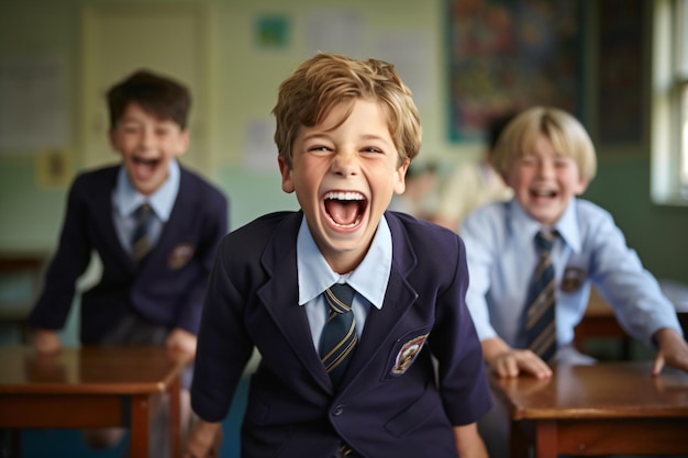 Un groupe d'écoliers portant des uniformes scolaires et souriants