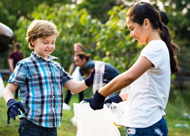 Groupe d&#39;écologie des personnes nettoyant le parc