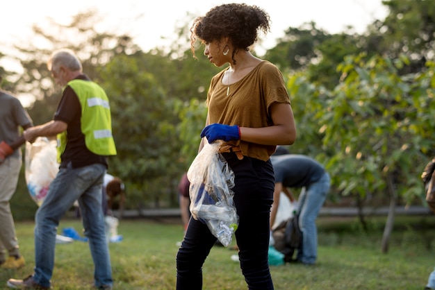 Groupe d&#39;écologie de personnes nettoyant le parc