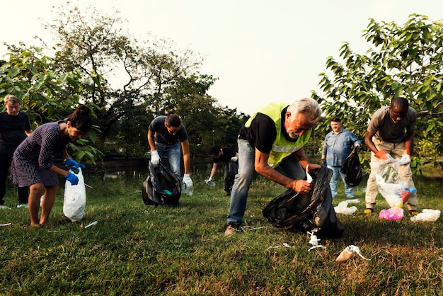 Photo groupe écologique de personnes nettoyant le parc